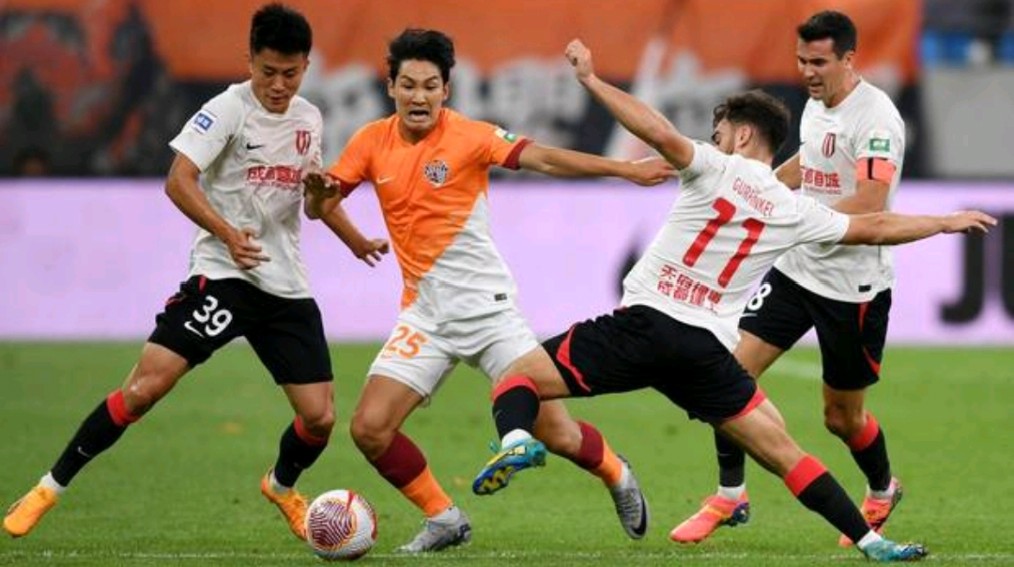 足球比赛中，队员们展现出色技术