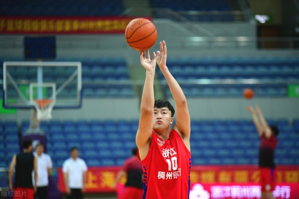 半岛体育官网app-球员训练不懈，为取得好成绩而努力