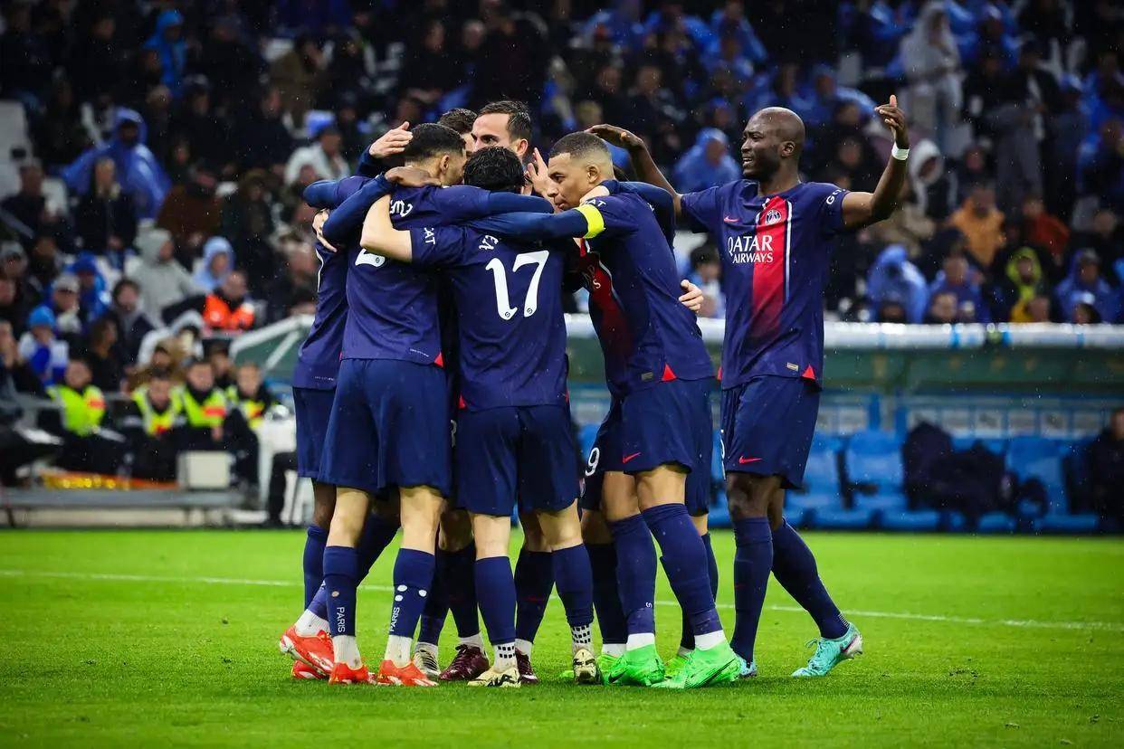 足球赛场上的较量激发出球员们最激烈的竞争！的简单介绍