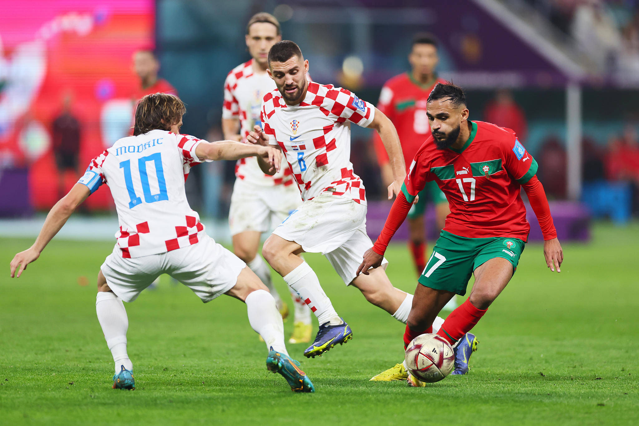 半岛体育官方-包含葡萄牙豪取四连胜，稳固欧锦赛小组榜首的词条