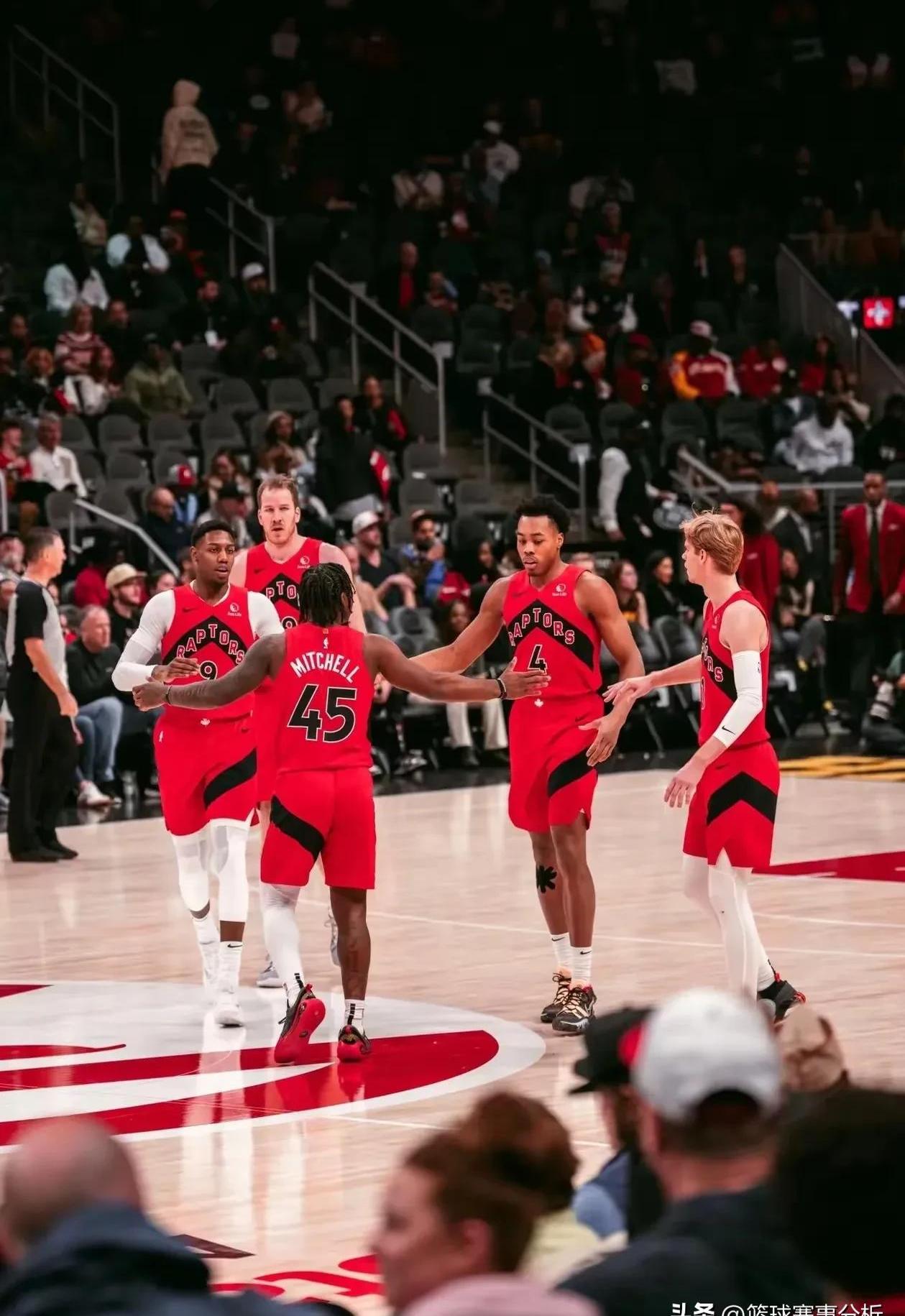 半岛体育官网-猛龙球员连续出现进攻破绽，输球连连