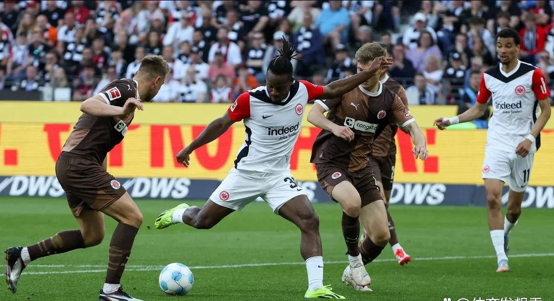 半岛体育注册-弗赖堡球员逆转劣势，赢得关键胜利