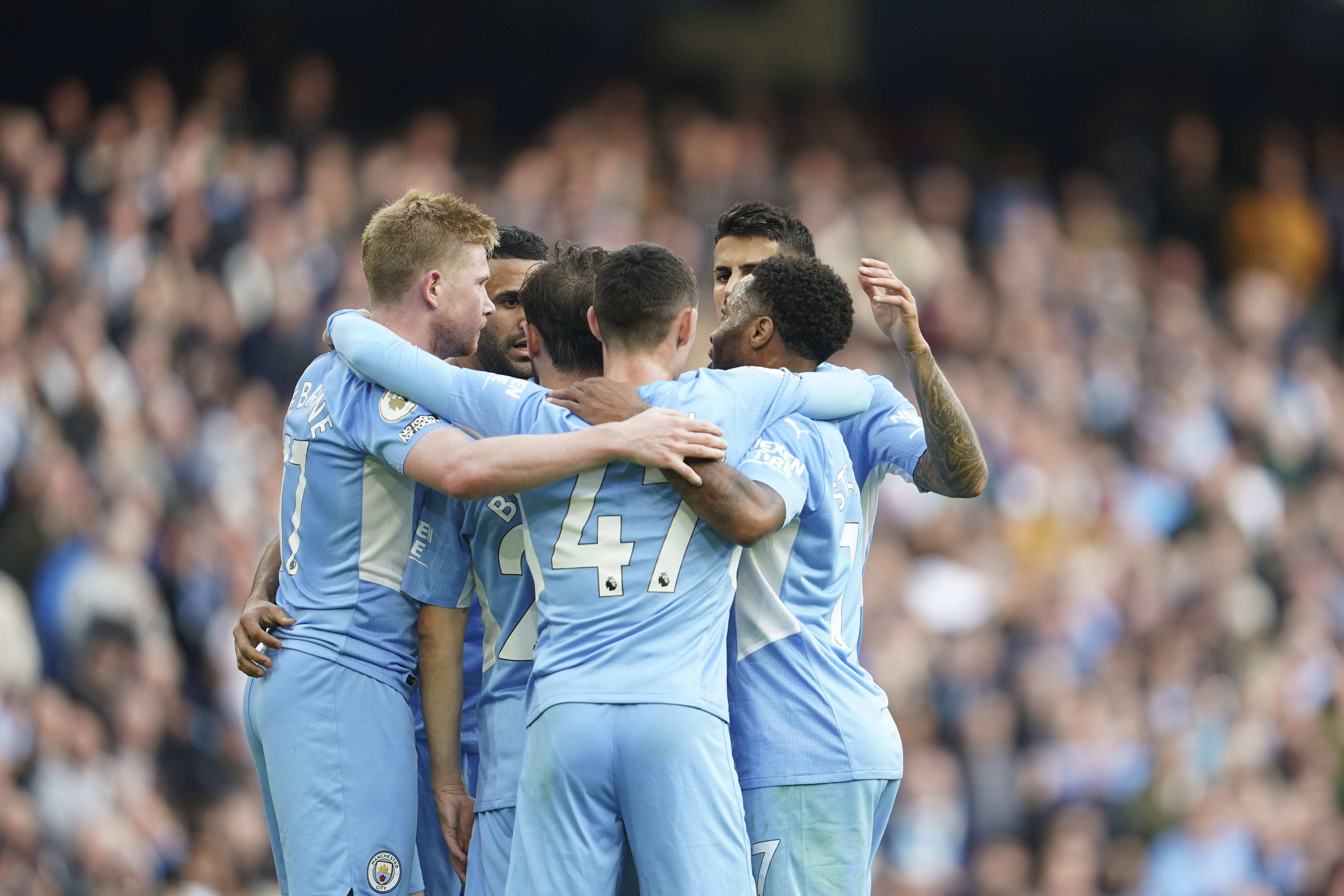 半岛体育新闻-包含曼联客场大胜，卫冕冠军争冠形势看好的词条