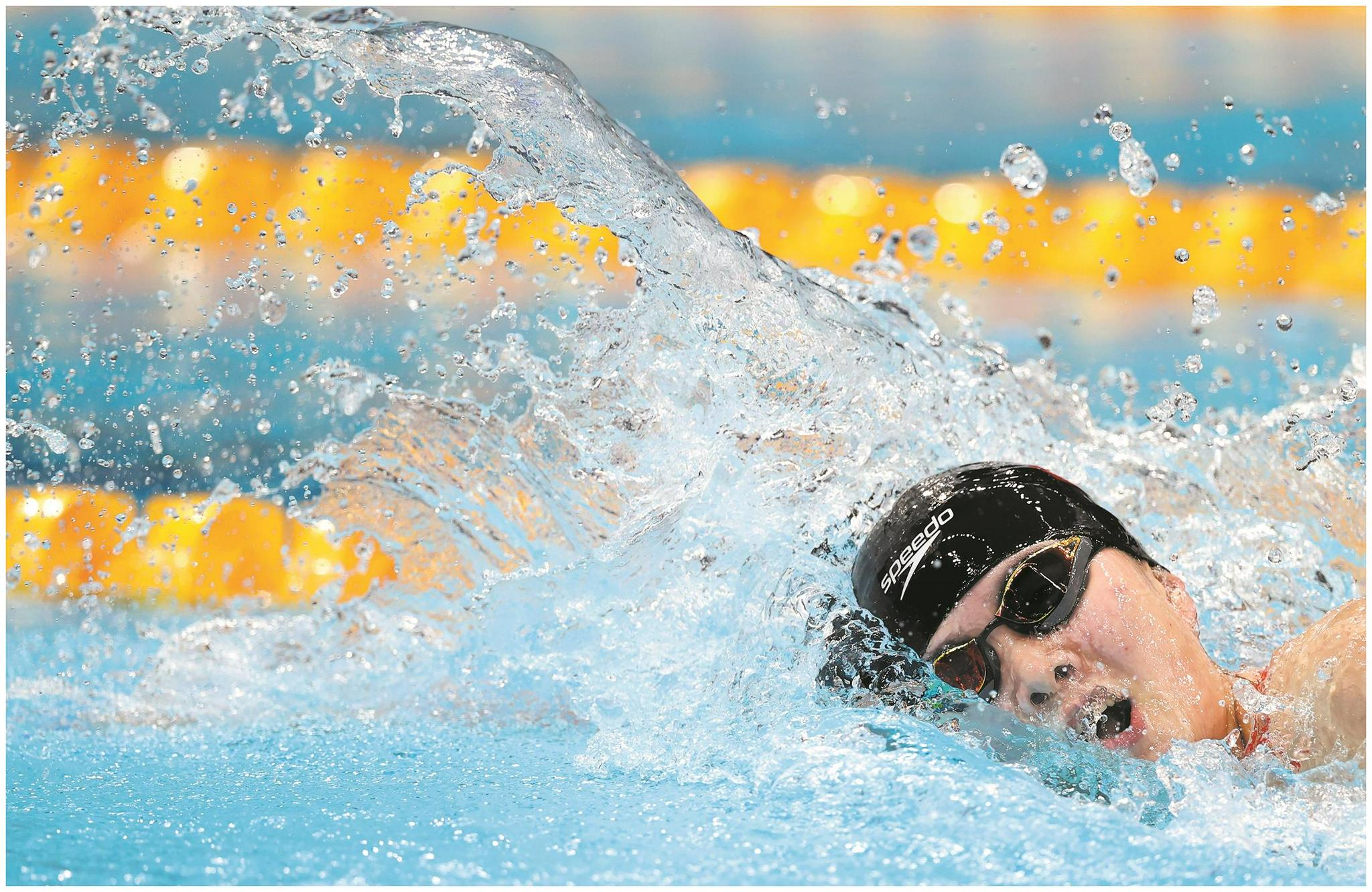 摩洛哥选手斩获游泳比赛金牌