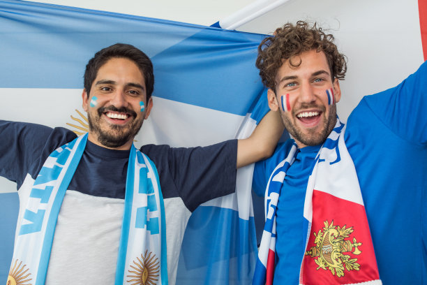 中国球迷为球员在国际赛事中的表现而欢呼