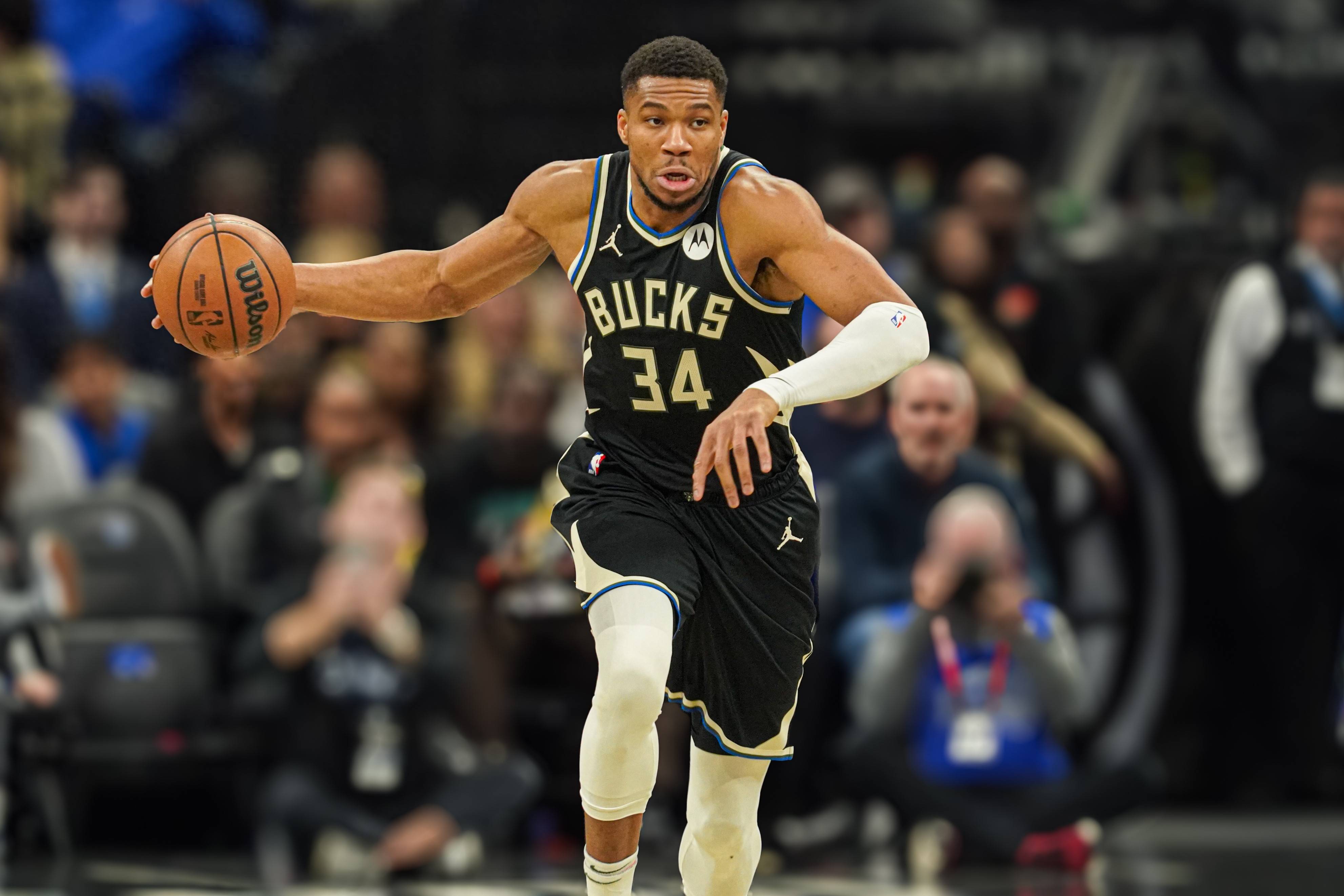 半岛体育官方-关于雄鹿惊险击败:阿德托昆博致胜球队的信息