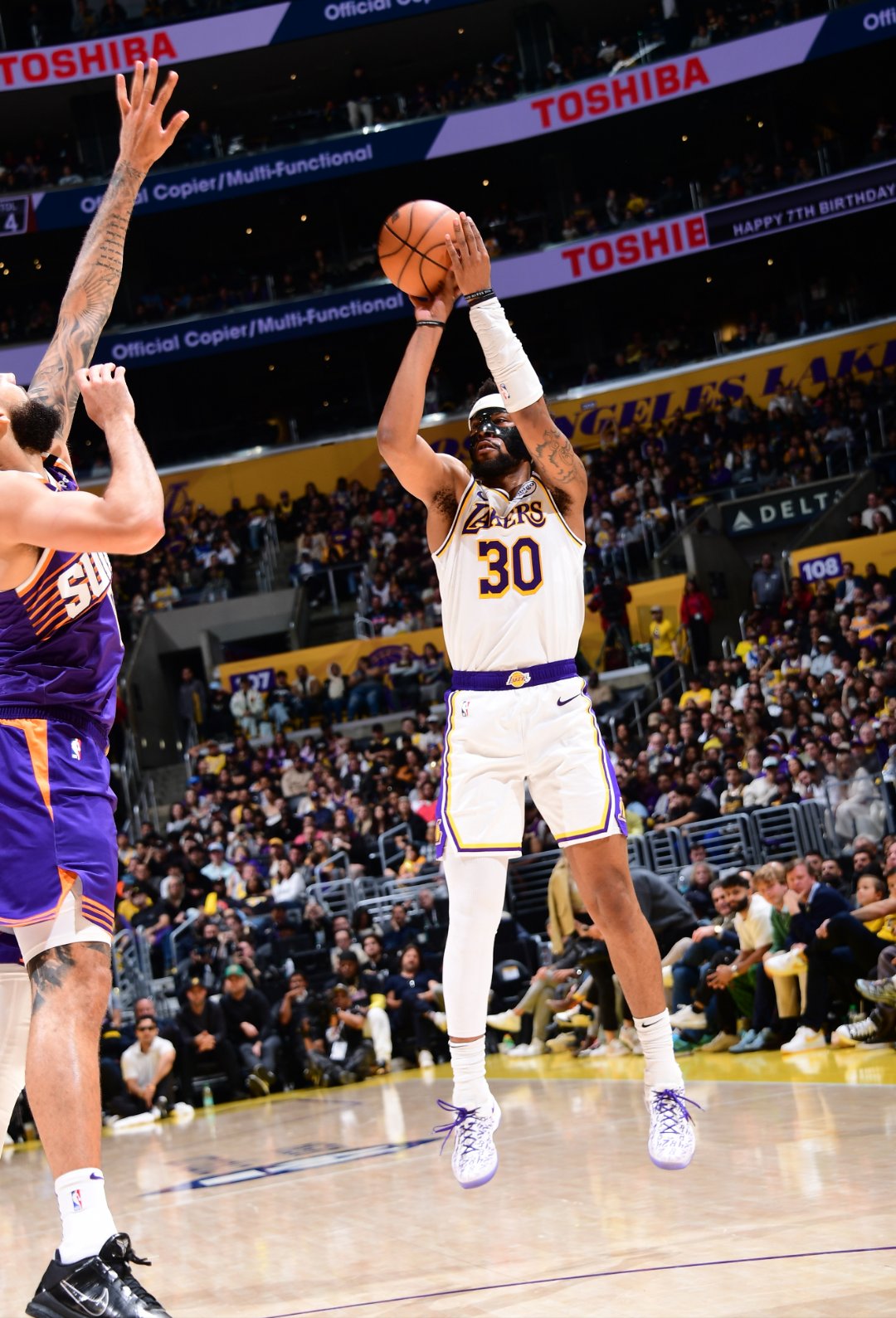 半岛体育投注-湖人客场战胜76人，取得胜利